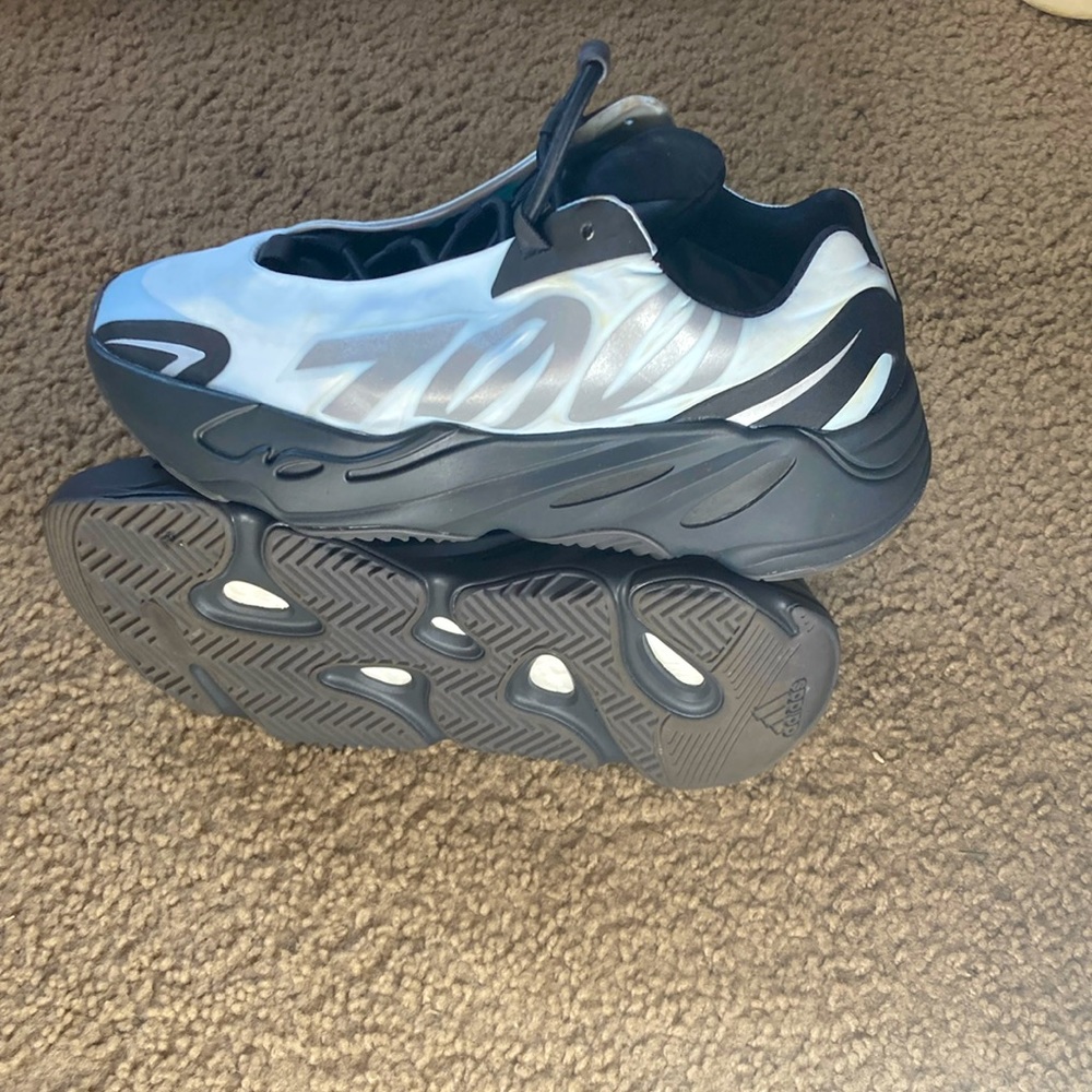 They are worn but in very good condition and there is no drag toe or heel.